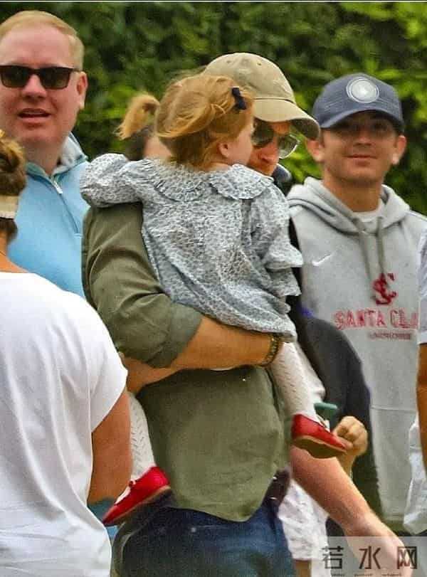 梅根作假!自己是最成功的黑白混血,孩子贵族血统,金发肤白