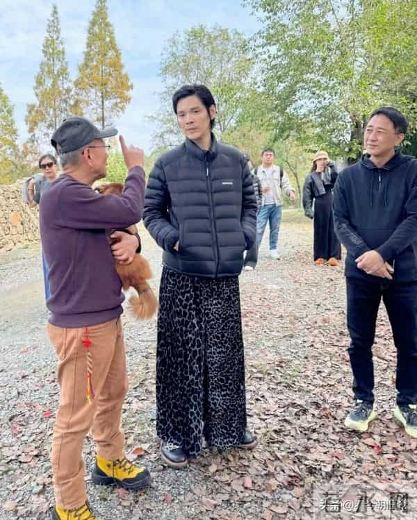 向佐和朋友现身湖北旅游，他的打扮好朴素，整个人气质土土。