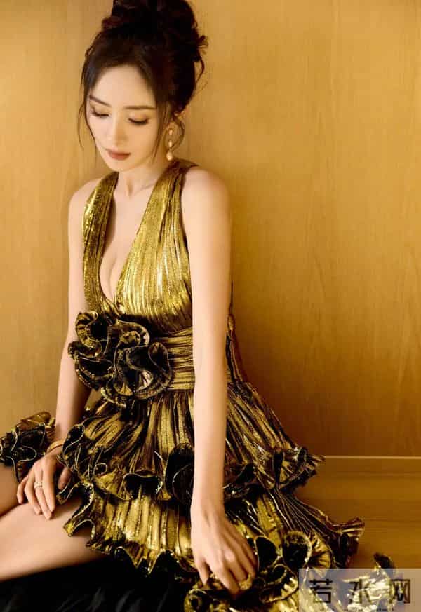 笑不活了！杨幂三亚活动被嘲讽“蚌精出街”，满身珍珠加暴露设计