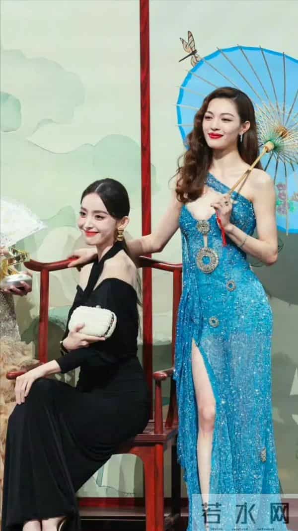 感觉钟楚曦衣服都要掉了,但是一脸镇定,都看不到旁边的古力娜扎