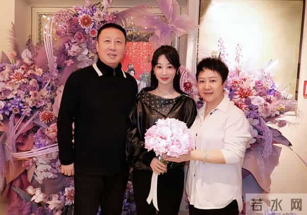 杨紫晒一家三口温馨合照庆生!站在爸妈中间备受宠爱