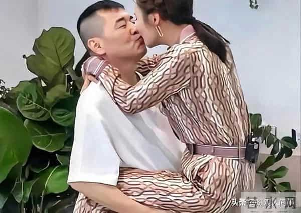 蒋勤勤素颜出席活动，双手捂脸哭红眼眶，陈建斌没安慰转头大笑