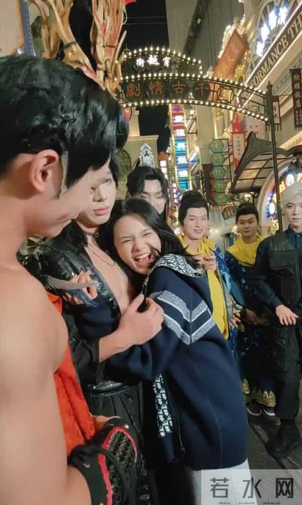 TVB星二代当父亲面,狂摸肌肉男,表情极其夸张,引发网民热议