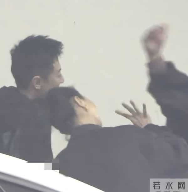 董璇46岁生日聚会,和张维伊送宾客后牵手回家,张维伊短发还挺帅