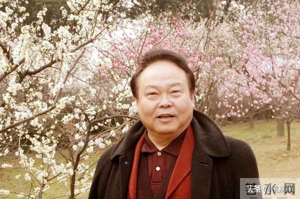 事业有成却感情不顺,无儿无女孤独一生,80岁让邻居儿子养老送终