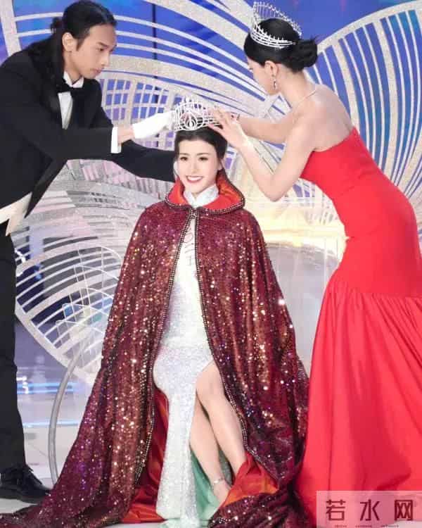 港姐冠军首度公开与男友毕业合照，大方展示甜蜜的恋情