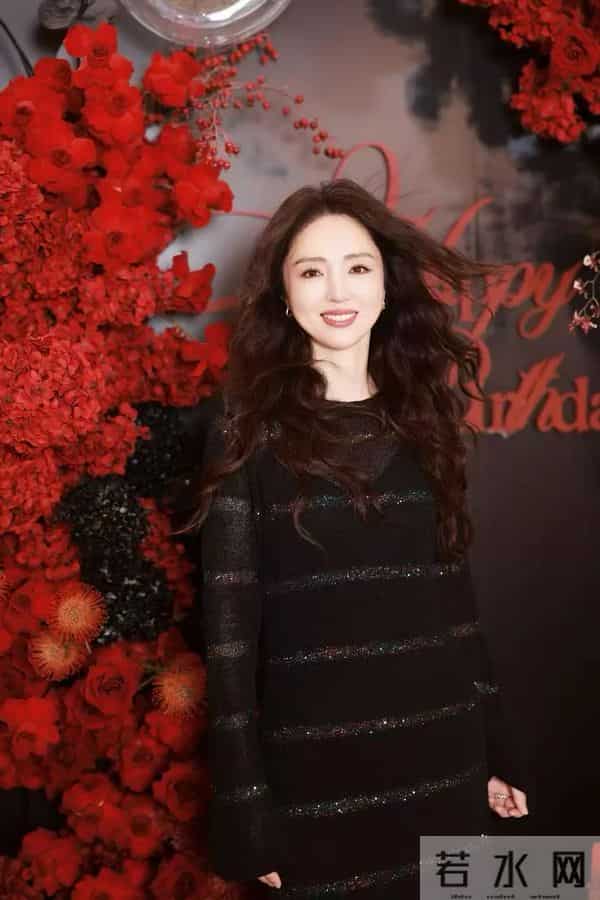 关悦为闺蜜董璇庆生，两人相识25年感情超好，两家孩子也是好朋友