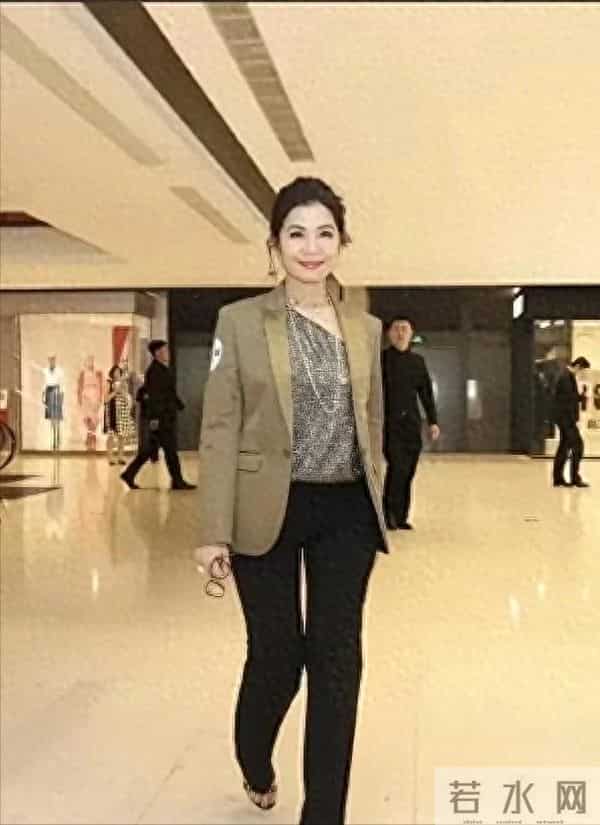 她是香港数一数二的美人，60多岁了，还这么的迷人 ，比朱茵有气质