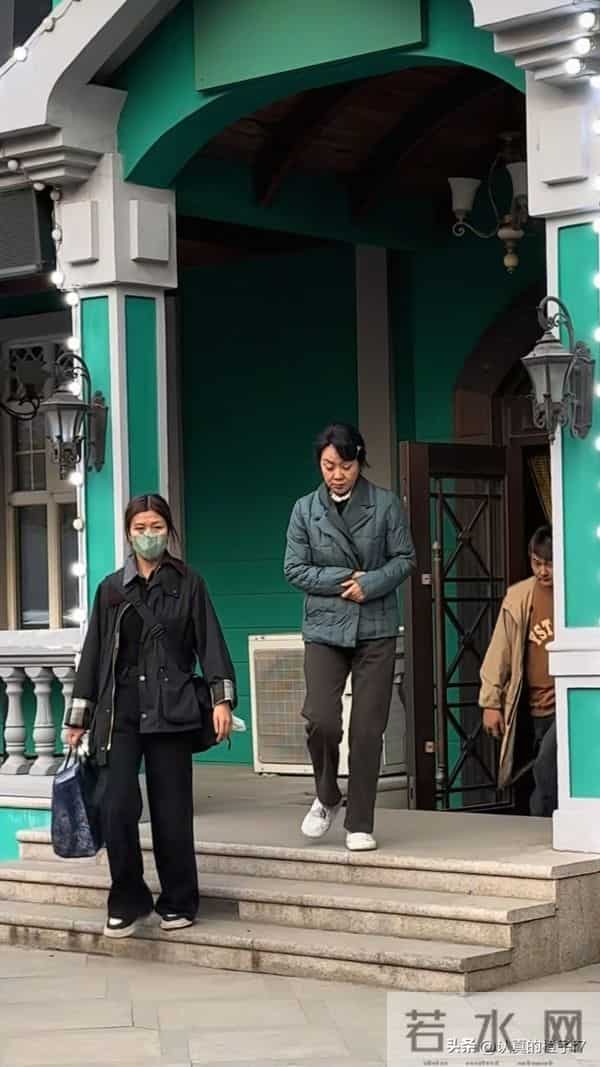 网友沈阳街头偶遇闫妮,穿搭接地气互动亲切无架子,也太亲切了吧