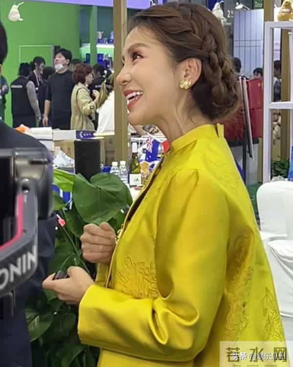 52岁朱迅上海进博会被偶遇 着黄色新中式配盘发 白发显眼 容颜易老