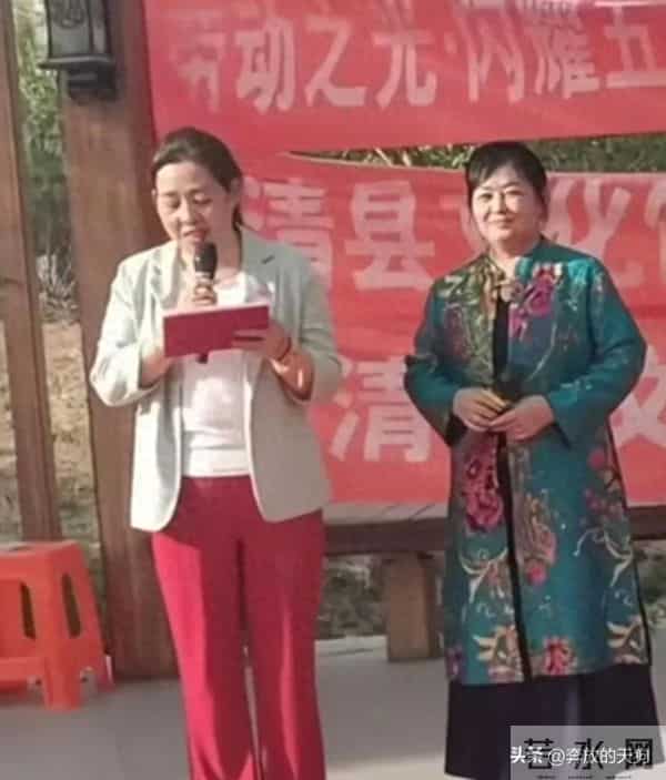 赵丽颖母亲在活动现场,穿一身花衣裳很富贵,笑起来和赵丽颖很像