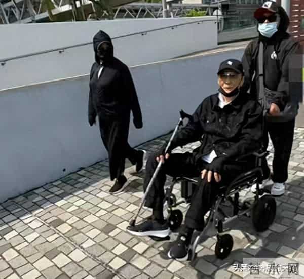 89岁谢贤坐着轮椅晒太阳，两个保姆服侍，风流一生身边不再有女友