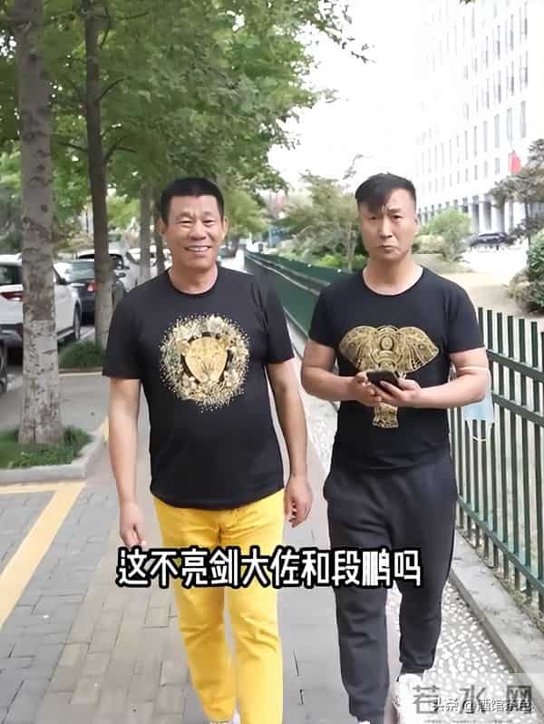 他靠《亮剑》火遍全国,如今55岁白发丛生,一身肌肉太亮眼