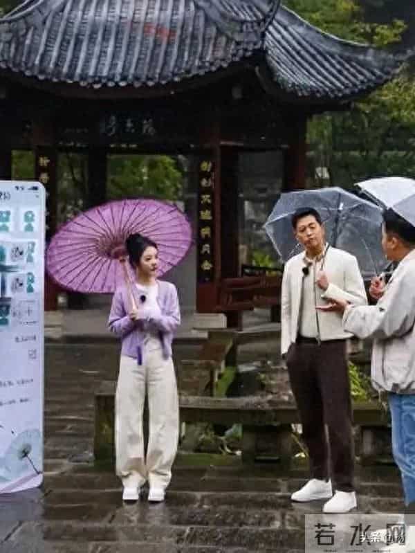 谭松韵回泸州老家录综艺，一身香芋紫的她娇小甜美，一点不像35岁