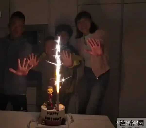 林丹西班牙为儿子庆生，染白发苍老比谢杏芳瘦小，9岁小羽像妈妈