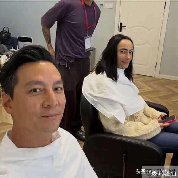 吴彦祖晒和妻子新合照，透露时隔23年再次一起工作：太棒了；结婚15年育有一女，去年示爱“没你我活不下去”