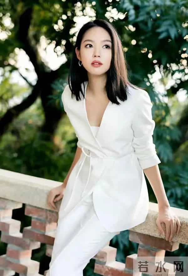 张梓琳留齐肩发，身穿一袭白色西装款套装优雅不失甜美范儿