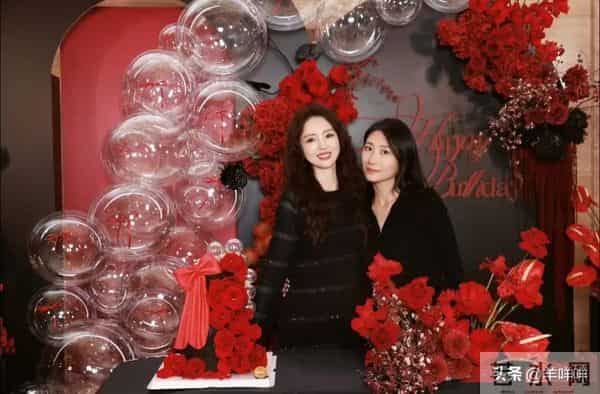 董璇46岁生日照难掩孕味，捧蛋糕真的很有气质，女儿小酒窝好漂亮