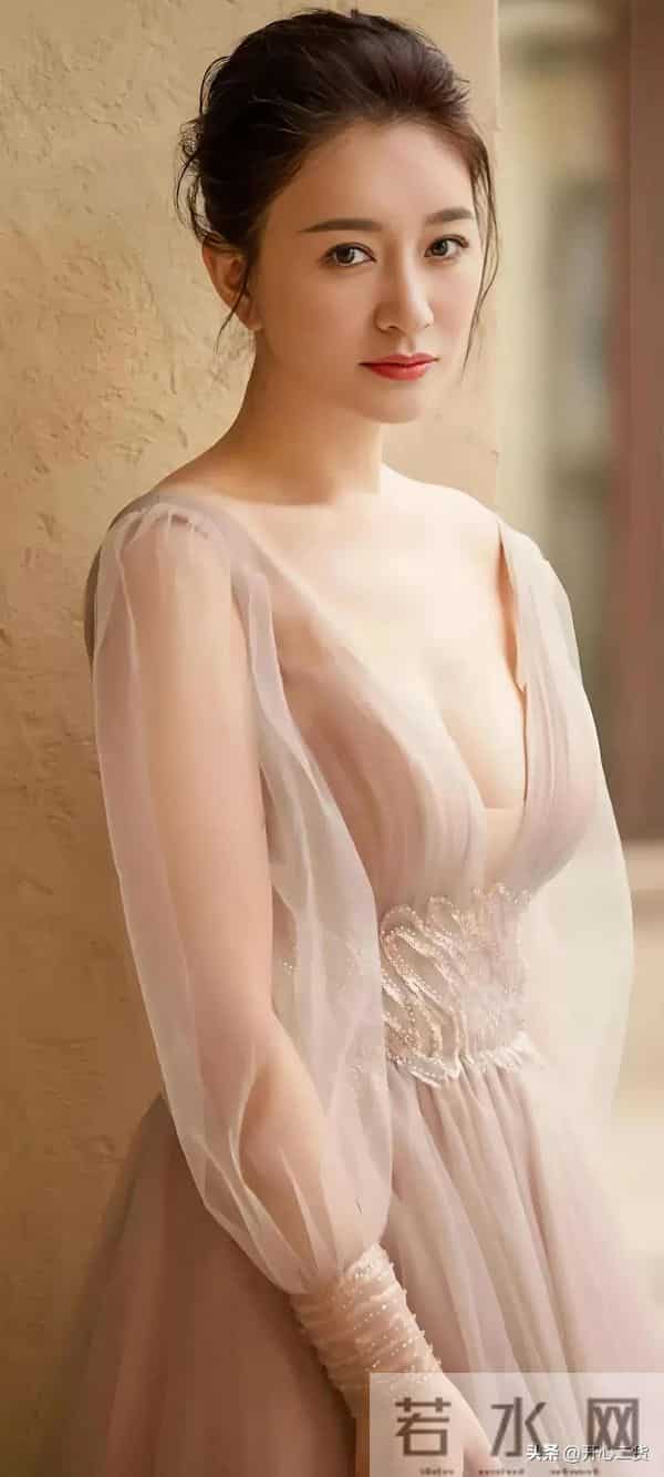 李小冉快50岁了还这么丰满，瘦却很有料，让人好奇她是怎么做到的