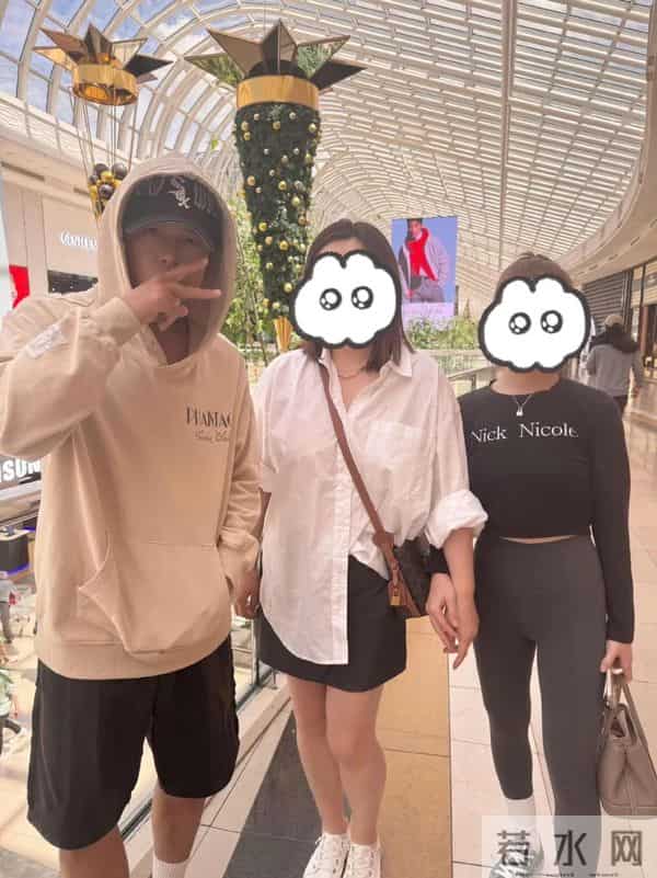 周杰伦带老婆在墨尔本,没胡子满脸褶,眼袋硕大跟半月前判若两人