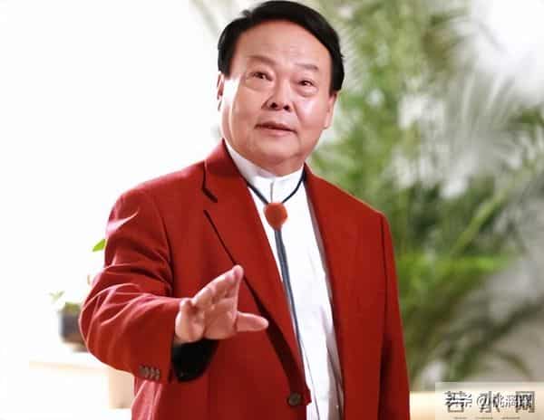 事业有成却感情不顺,无儿无女孤独一生,80岁让邻居儿子养老送终