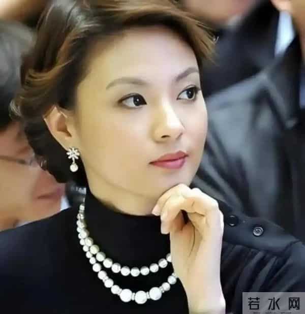 前央视主持刘芳菲现状,俩富豪前任全都判死刑,如今她满眼空洞