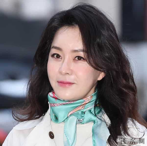 韩国女星54岁仍未婚，住酒店8000元一晚，坦言：没孩子钱留着干嘛