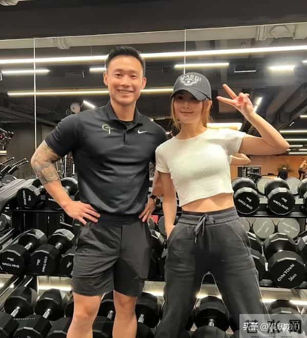 43岁阿Sa恋情曝光，竟然是比自己小10岁的健身教练，不少网友担心