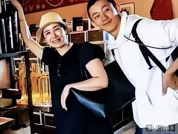 59岁蒋雯丽现状，定居英国，又瘦又老，网友惋惜：一代女神也老了