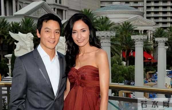 吴彦祖晒47岁老婆素颜合照，惊呆网友！男方曾称近10年没夫妻同房