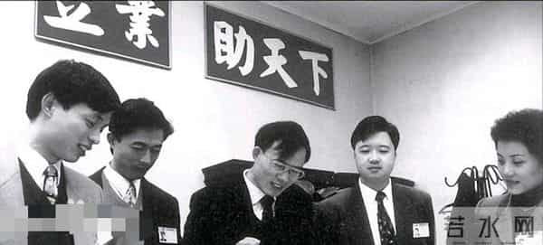 她是金牌美女主持，嫁上海首富生3个孩子，54岁看着像34岁好年轻