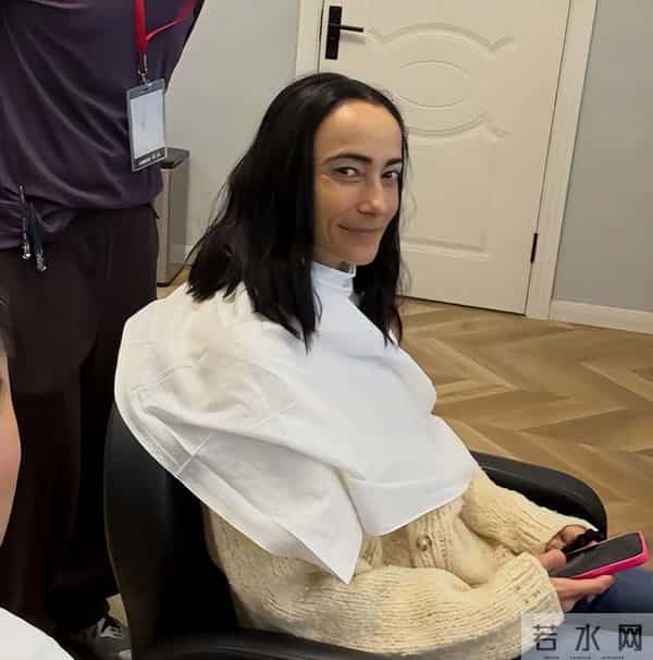 吴彦祖晒与妻子合影!Lisa皮肤粗糙褶多还秃顶,网友:以为是兄弟