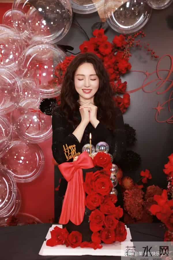 46岁董璇过生日,一家三口都是黑色系穿搭!网友猜测原因!