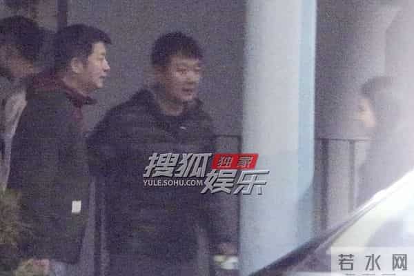 独家:董璇生日聚会张维伊照顾小酒窝 散场后夫妻牵手好甜蜜