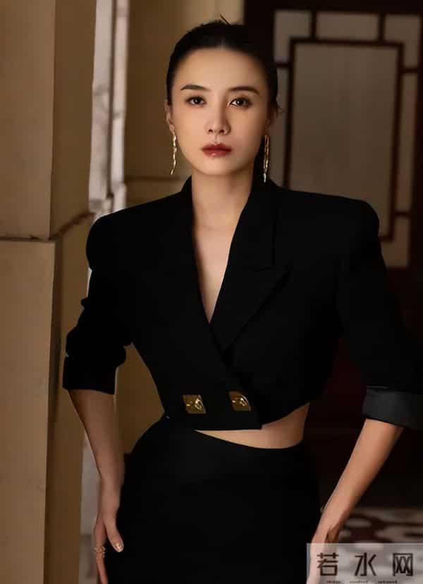 人民日报“点名”刚1个月，宋佳因一个举动，再令所有人刮目相看