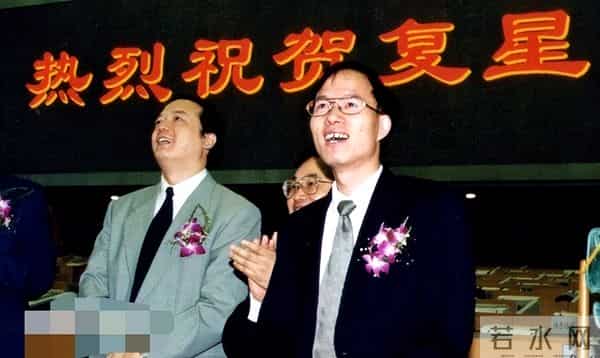 她是金牌美女主持，嫁上海首富生3个孩子，54岁看着像34岁好年轻