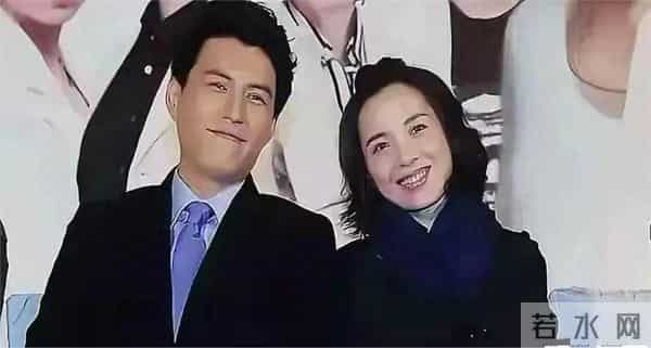 靳东夫妇同框太炸!老婆颜值气质双杀,这才是真郎才女貌天花板