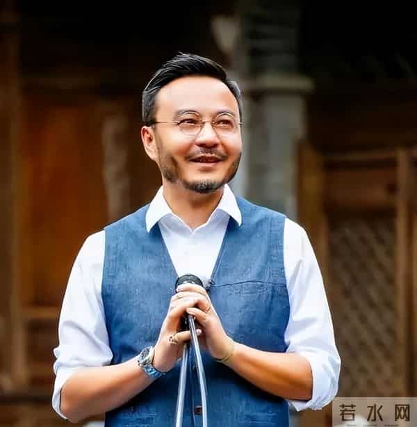 51岁汪涵现状:常年居住在长沙,穿人字拖嚼槟榔,大烟斗不离身