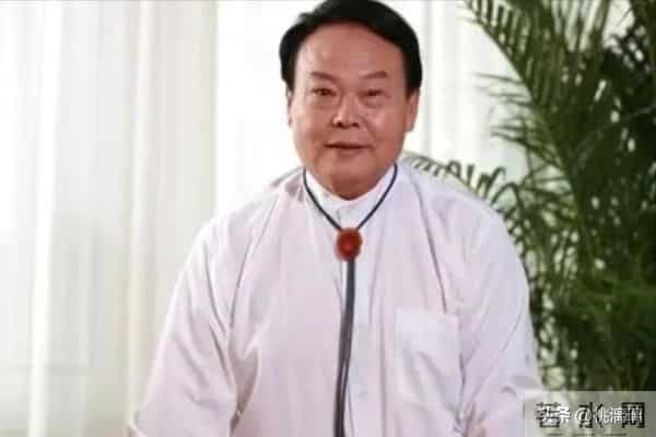 事业有成却感情不顺,无儿无女孤独一生,80岁让邻居儿子养老送终