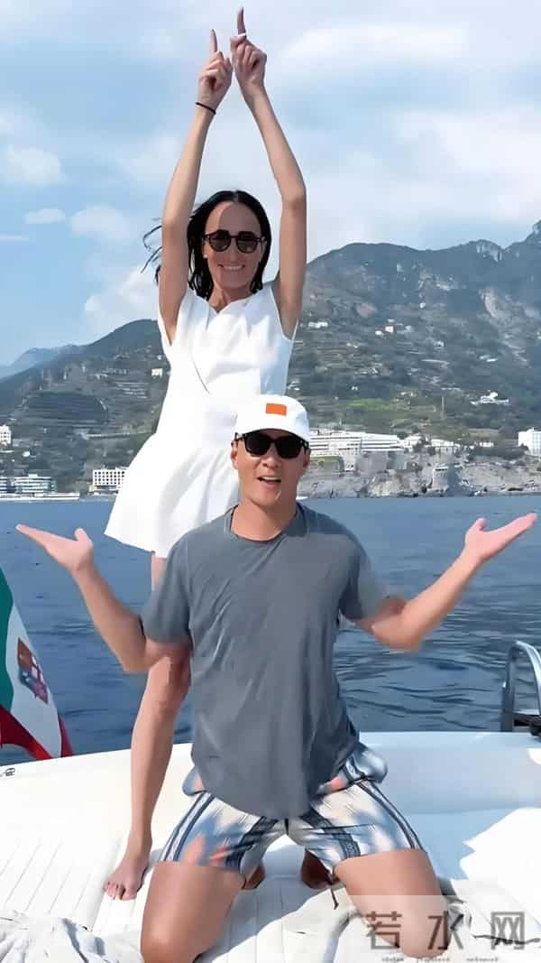 吴彦祖晒与妻子合影!Lisa皮肤粗糙褶多还秃顶,网友:以为是兄弟