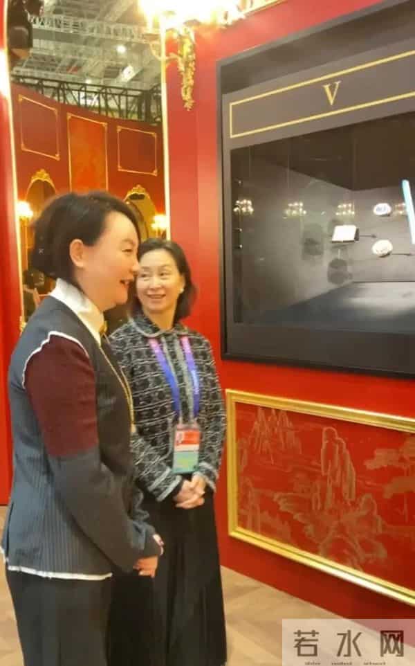 胡兵上海进博会遇何超琼,两人拍照合影!