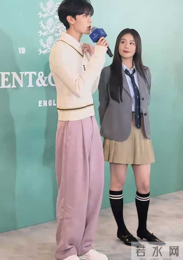 马思纯现身德基出席活动，穿学院风套装状态超好，就是鞋子太丑了