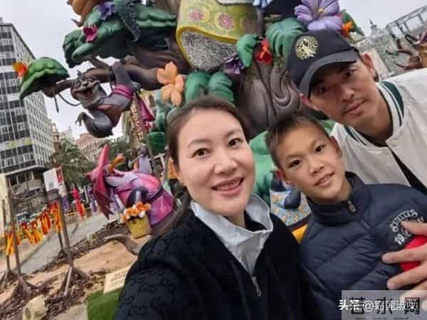 林丹西班牙为儿子庆生，染白发苍老比谢杏芳瘦小，9岁小羽像妈妈
