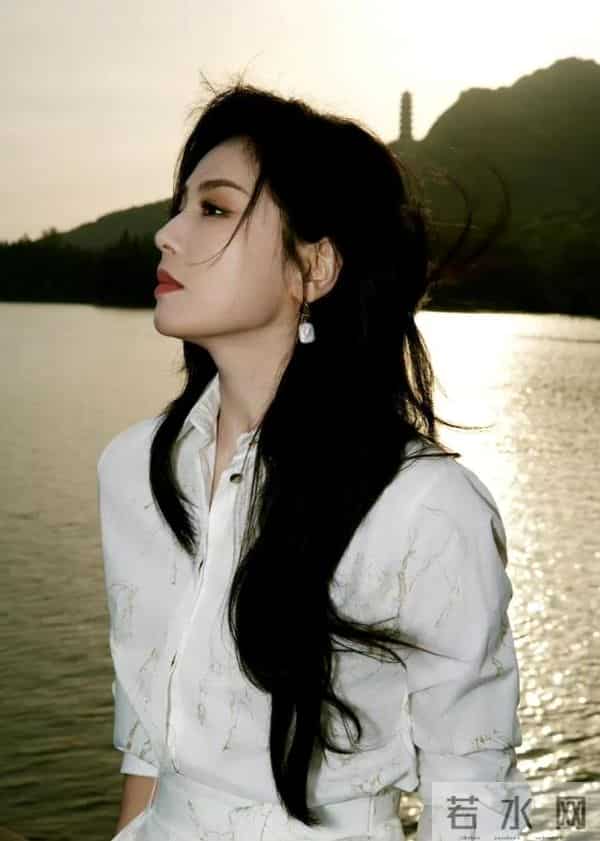 46岁刘涛浙江一日游,长得一般,没有网上说的那么美