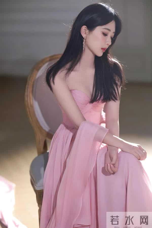 杨紫绝美写真,一袭粉色抹胸裙,甜美性感!!