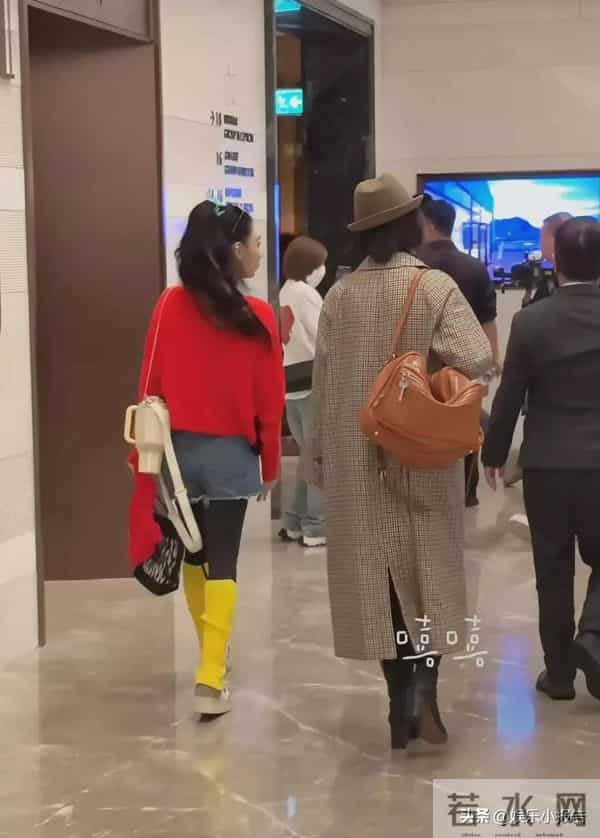 刘嘉玲上海被偶遇，59岁面容饱满身材佳，状态宛如三四十岁