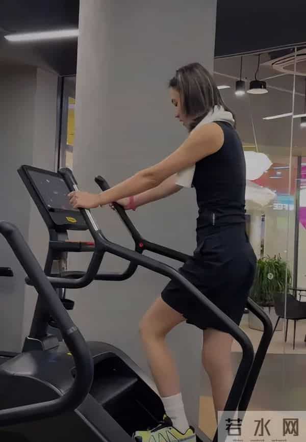 和李亚鹏离婚后海哈金喜谈享受孤独,首度提到女儿近况