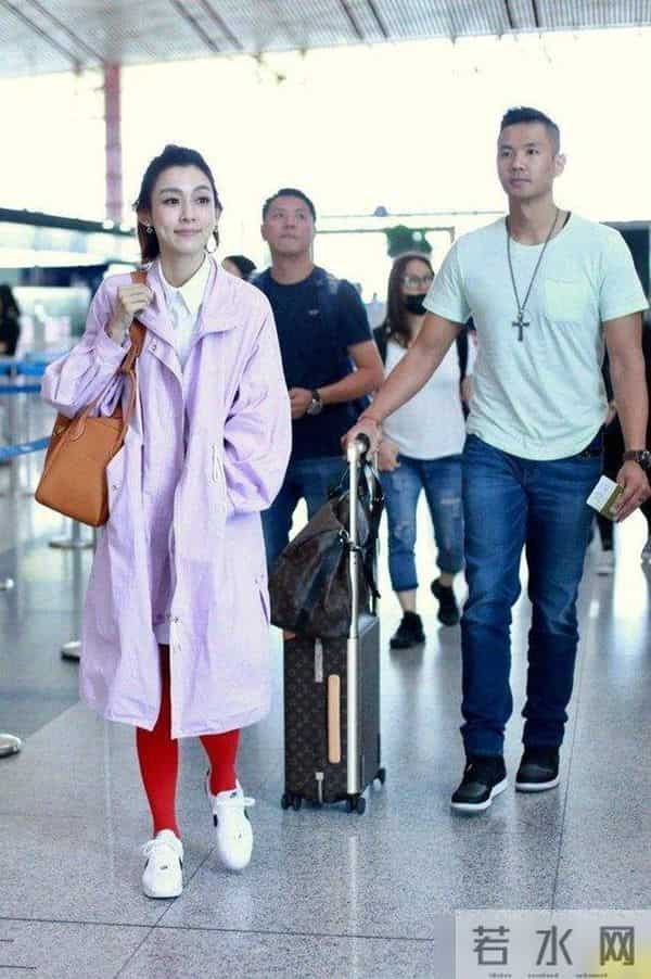范玮琪夫妇合体走机场,她背10万包却穿红秋裤,不上档次却廉价