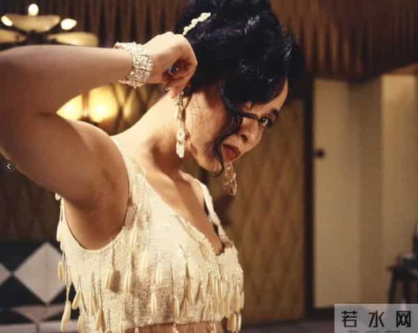 王家卫搭档张叔平现状,头发花白和梁朝伟过生日,蛋糕好小显寒酸