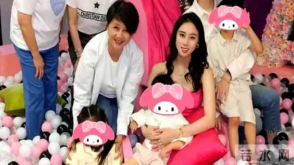 奚梦瑶带一双儿女参加小姑子生日派对,四太抱孙子满脸幸福笑容